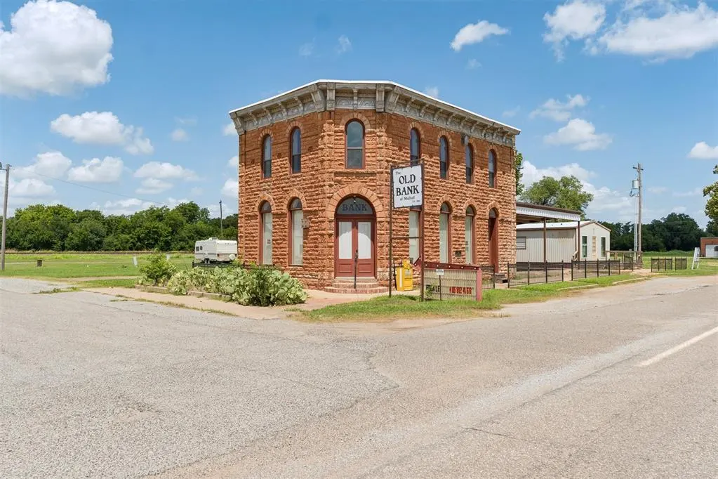 Photo 2 — 106 N Main Street, Mulhall, OK 73063