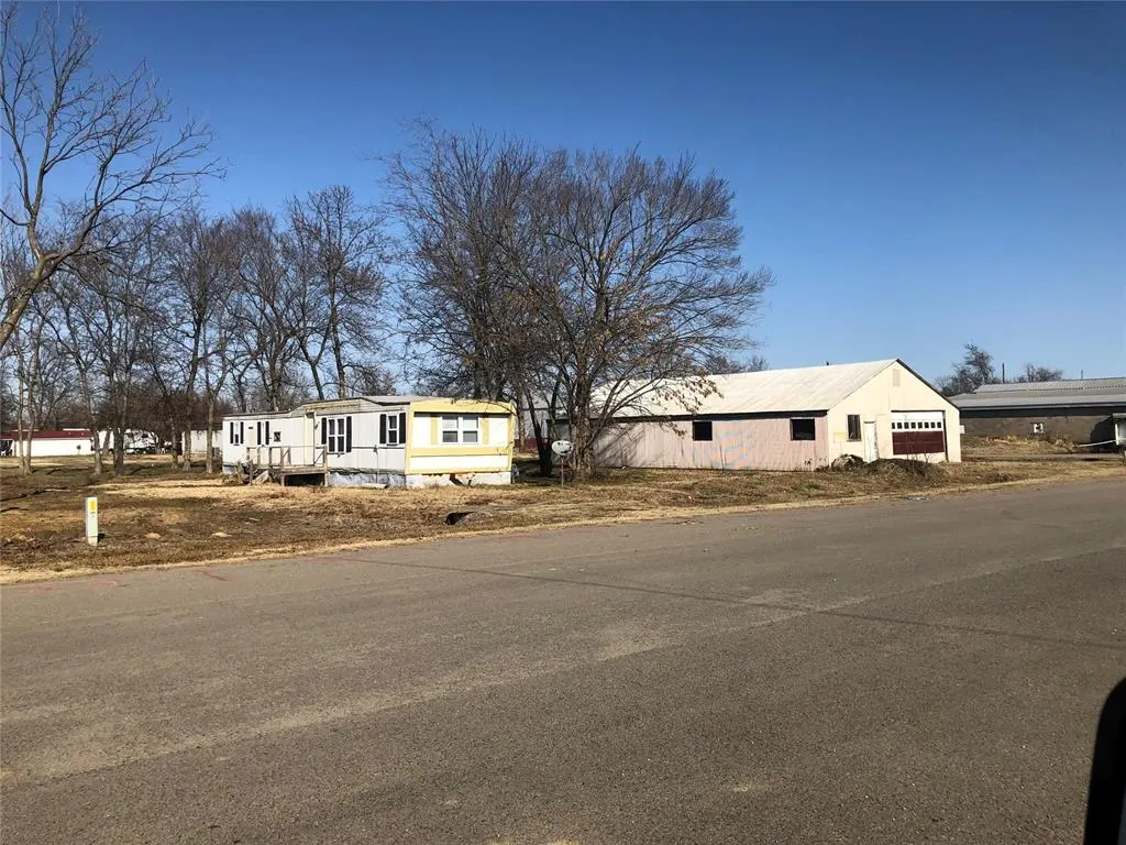 Front exterior — 105 E Muskogee Avenue, Porum, OK 74455