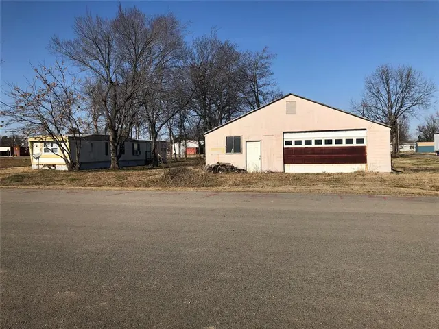 Photo 2 — 105 E Muskogee Avenue, Porum, OK 74455