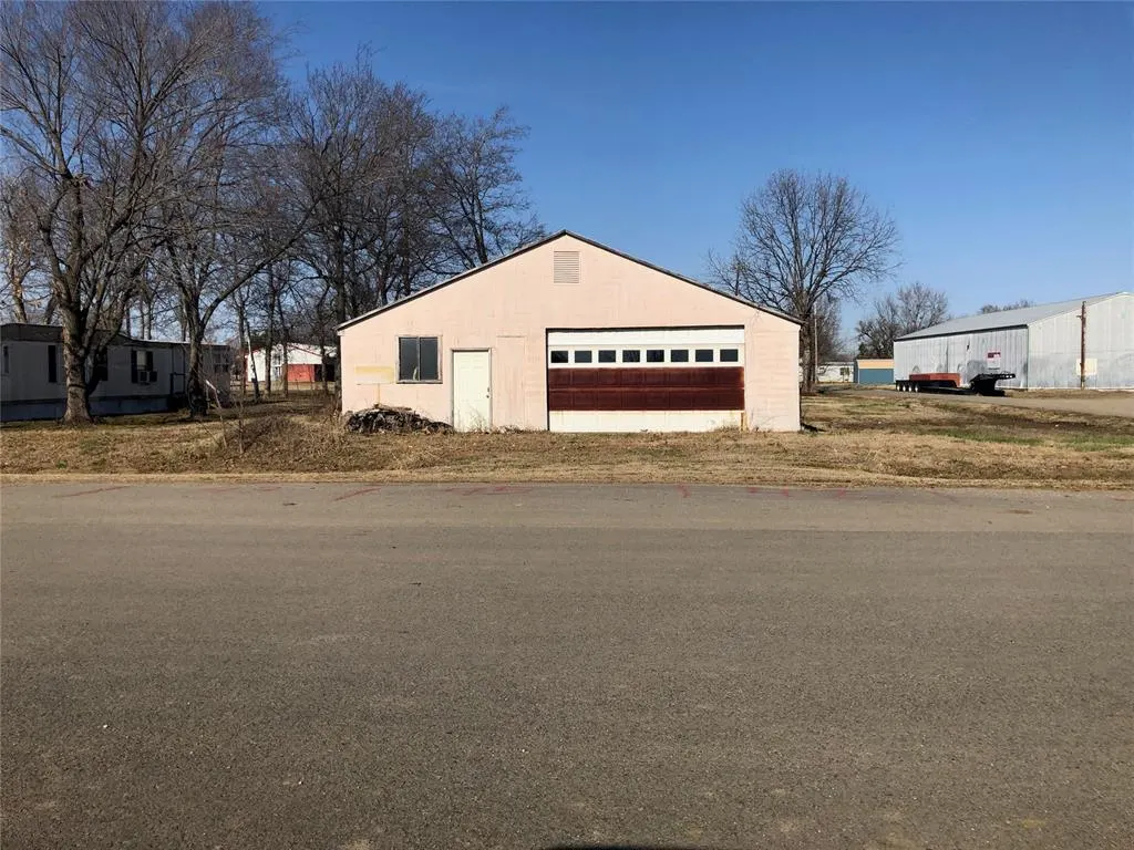 Photo 3 — 105 E Muskogee Avenue, Porum, OK 74455