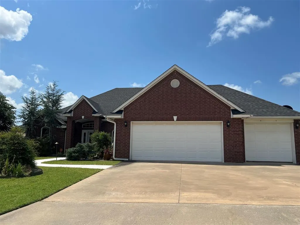 Photo 2 — 1309 Cambridge Drive, Shawnee, OK 74804