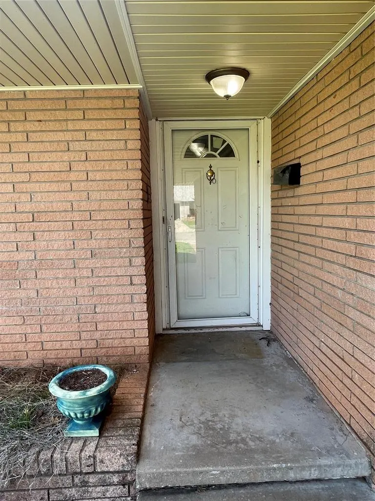 Photo 3 — 5913 Crestview Drive, Oklahoma City, OK 73105