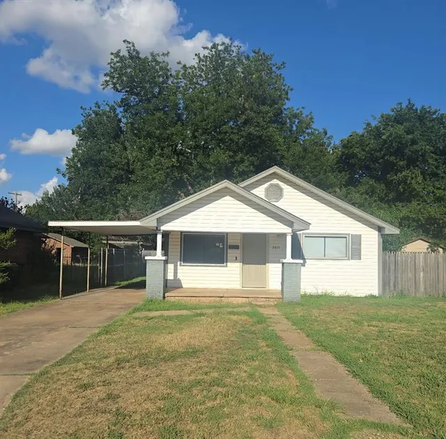 Front exterior — 2011 S 14th Street, Chickasha, OK 73018