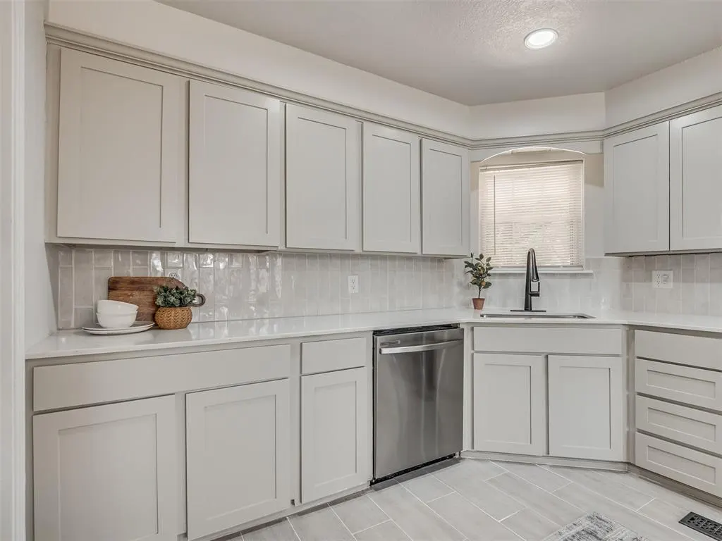 Photo 11 — 524 S Lewis Lane, Mustang, OK 73064
