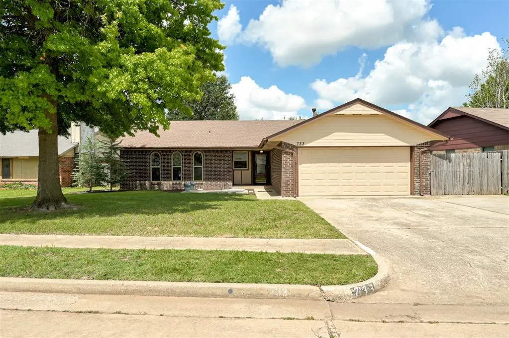 Front exterior — 733 N Robinson Avenue, Moore, OK 73170