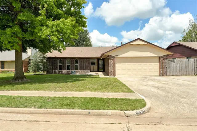 Front exterior — 733 N Robinson Avenue, Moore, OK 73170