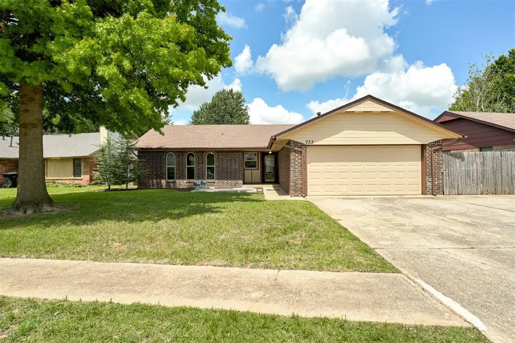 Photo 2 — 733 N Robinson Avenue, Moore, OK 73170