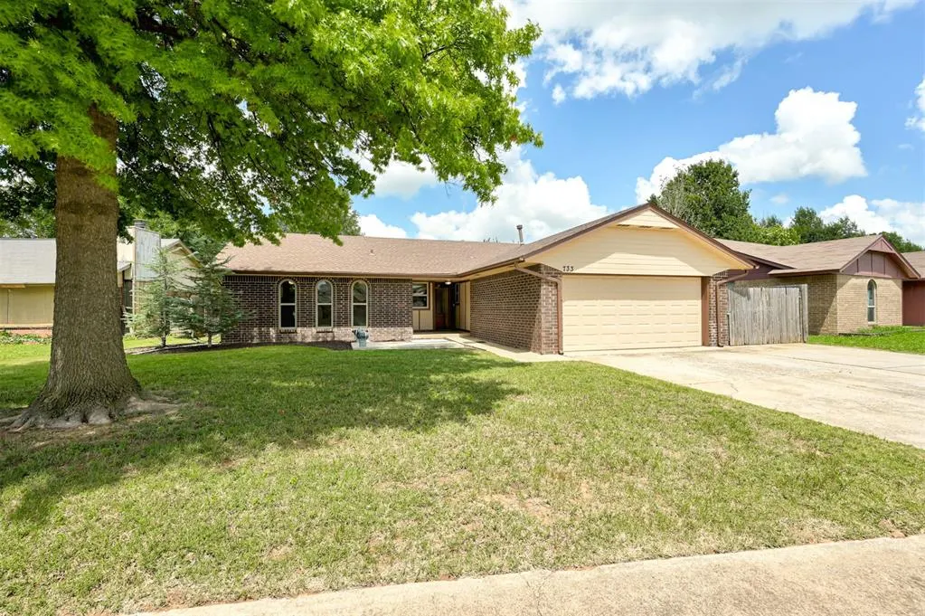 Photo 3 — 733 N Robinson Avenue, Moore, OK 73170