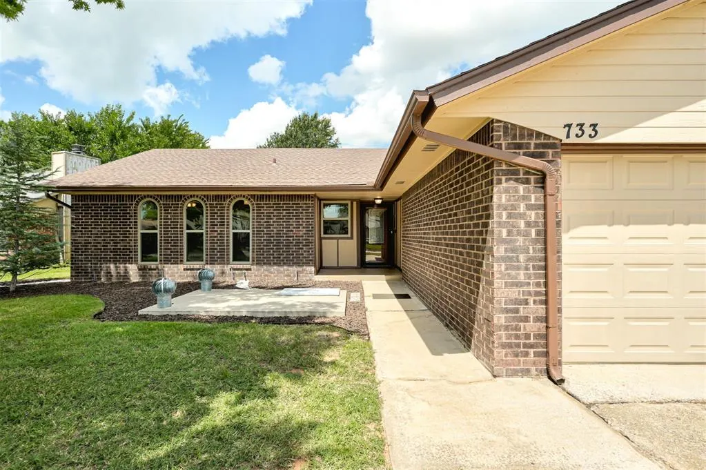 Photo 5 — 733 N Robinson Avenue, Moore, OK 73170