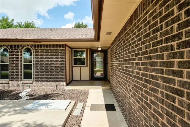 Photo 6 — 733 N Robinson Avenue, Moore, OK 73170