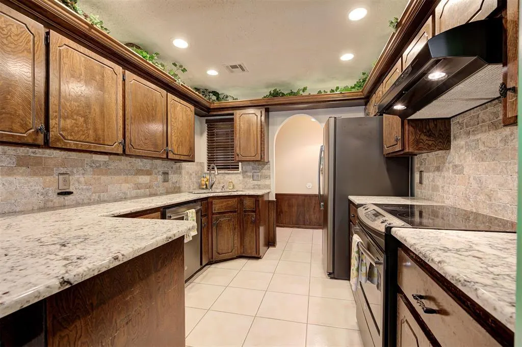 Photo 17 — 733 N Robinson Avenue, Moore, OK 73170