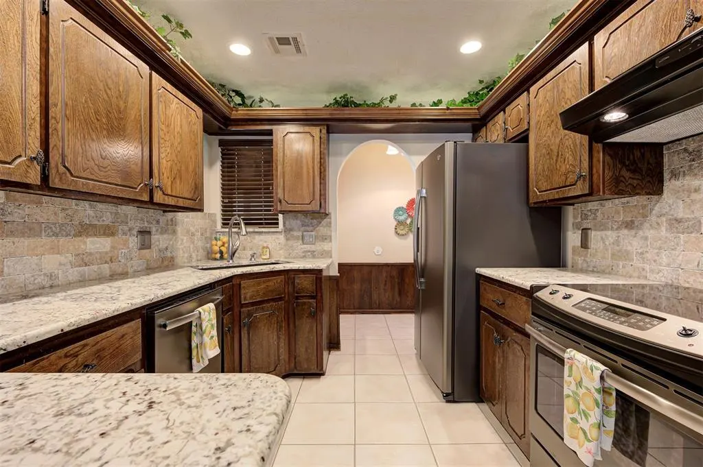 Photo 18 — 733 N Robinson Avenue, Moore, OK 73170