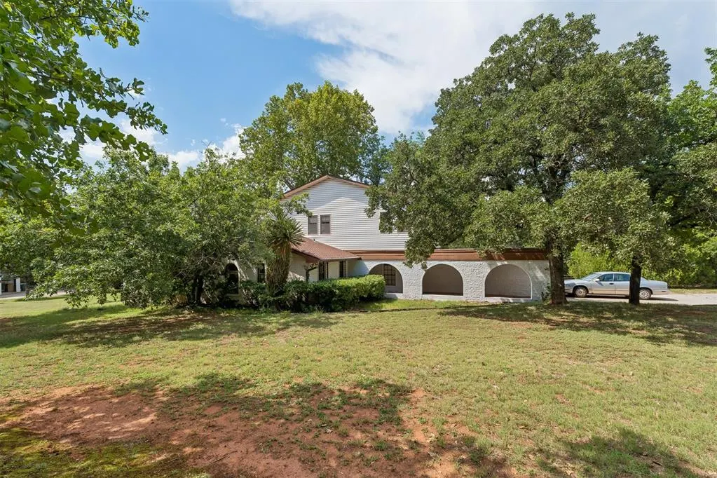 Photo 2 — 2009 Forest Road, Edmond, OK 73025