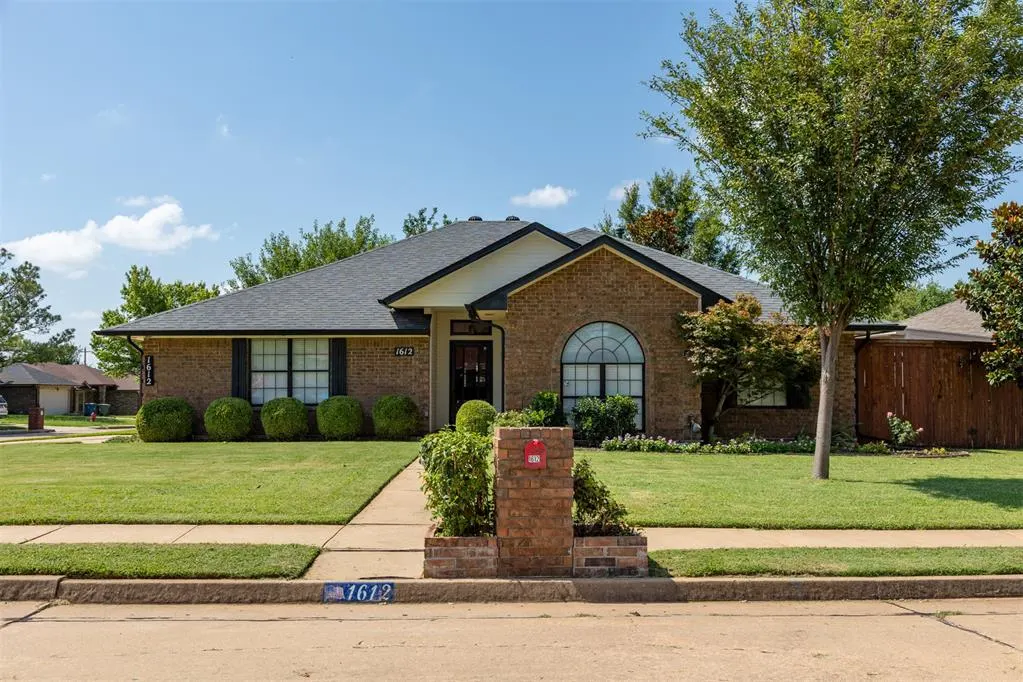 Front exterior — 1612 Glacier Lane, Edmond, OK 73003