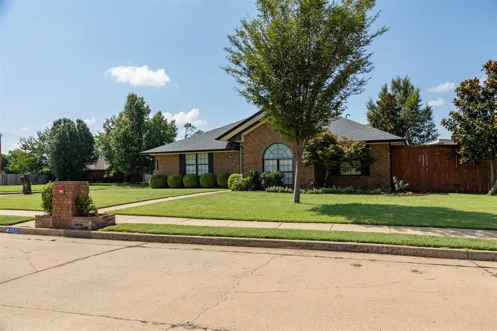 Photo 2 — 1612 Glacier Lane, Edmond, OK 73003