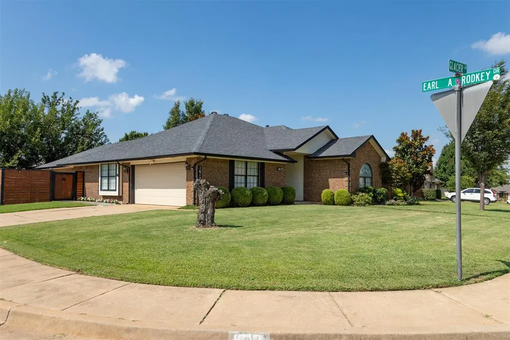 Photo 6 — 1612 Glacier Lane, Edmond, OK 73003