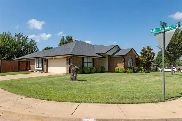 Photo 6 — 1612 Glacier Lane, Edmond, OK 73003