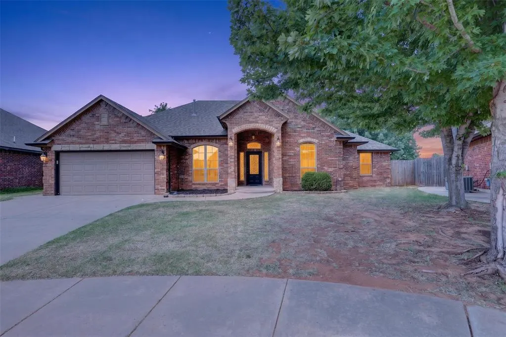 Front exterior — 533 W Alamo Court Way, Mustang, OK 73064