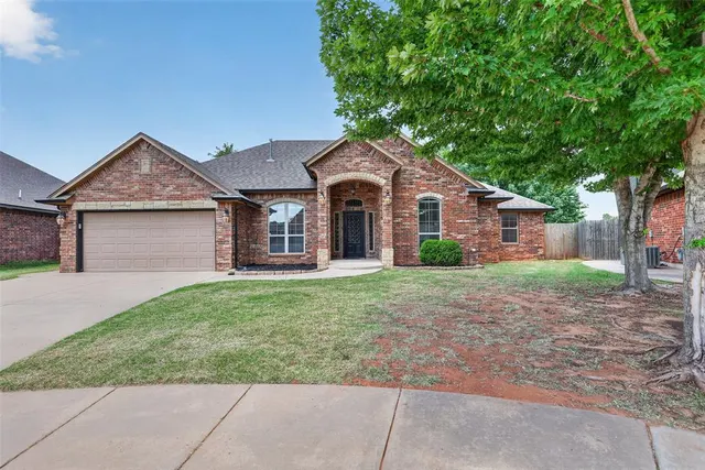 Photo 2 — 533 W Alamo Court Way, Mustang, OK 73064