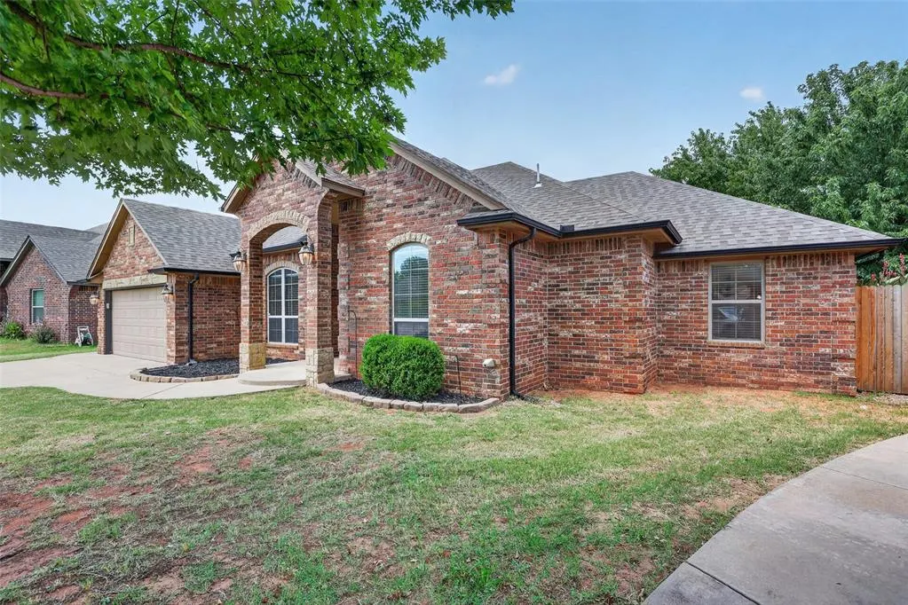 Photo 3 — 533 W Alamo Court Way, Mustang, OK 73064