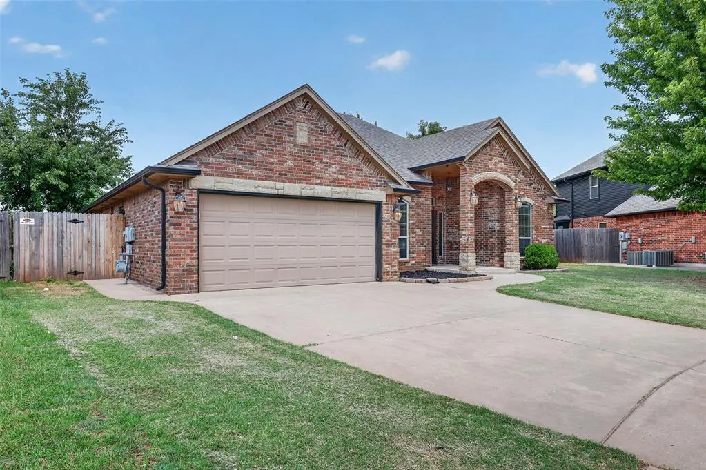 Photo 4 — 533 W Alamo Court Way, Mustang, OK 73064