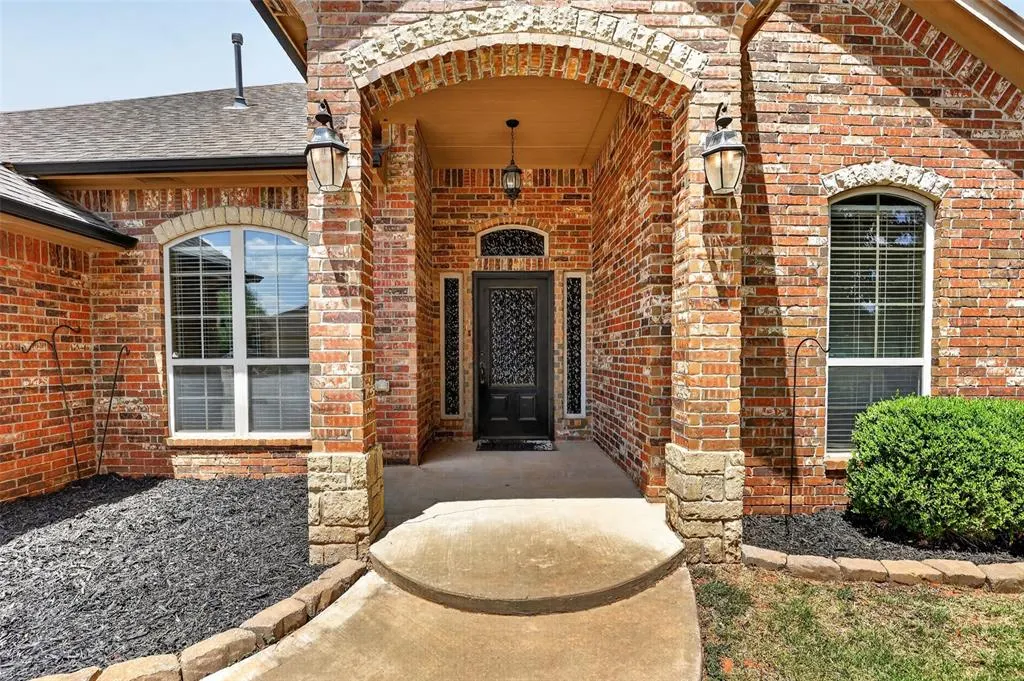 Photo 5 — 533 W Alamo Court Way, Mustang, OK 73064