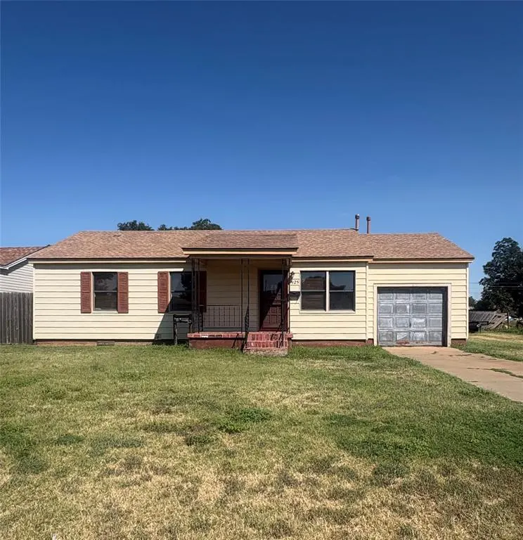 Front exterior — 925 E Oakwood Avenue, Altus, OK 73521