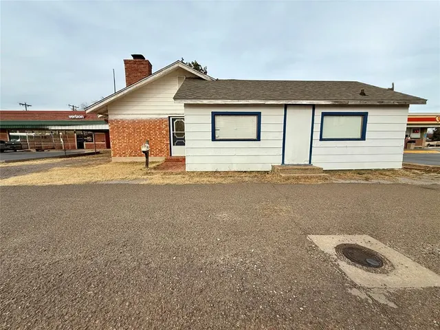 Front exterior — 1013 W 3rd Street, Elk City, OK 73644
