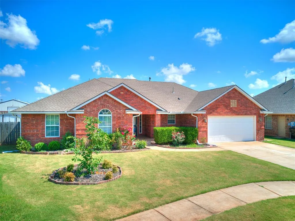 Front exterior — 925 NE 30th Street, Moore, OK 73160