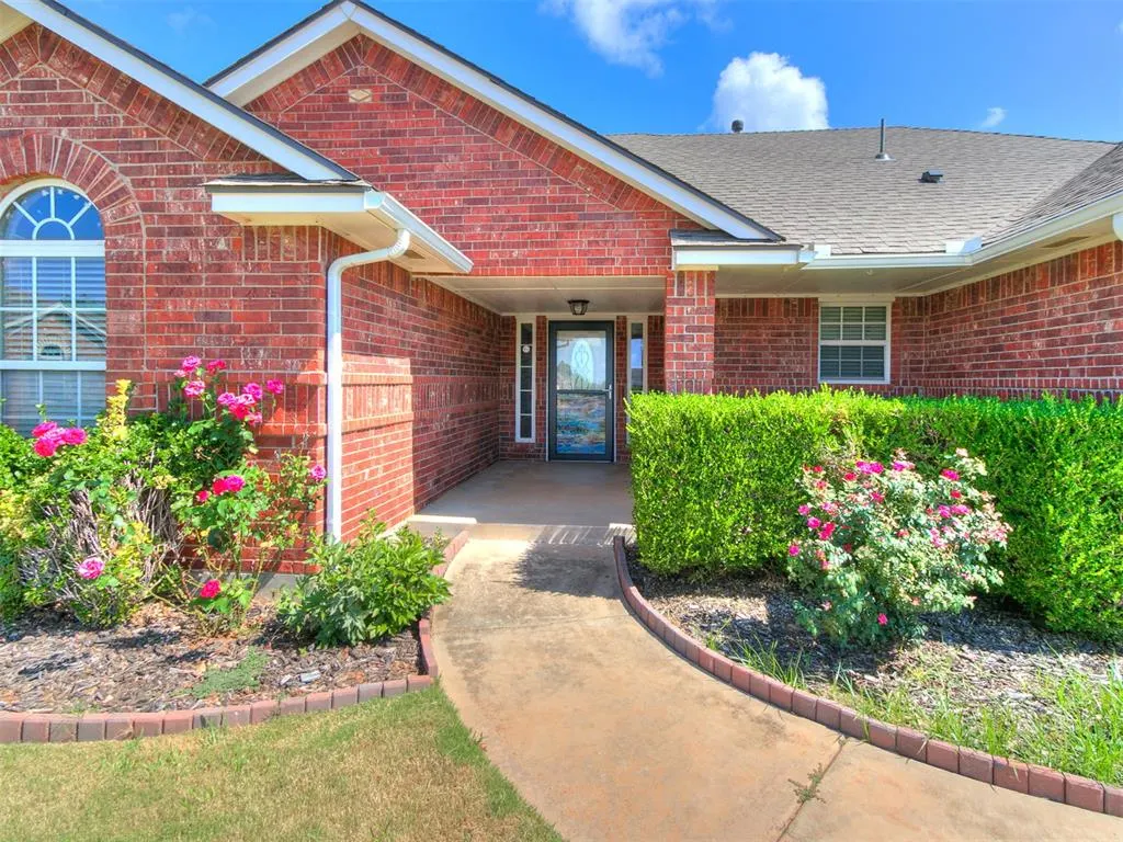 Photo 2 — 925 NE 30th Street, Moore, OK 73160