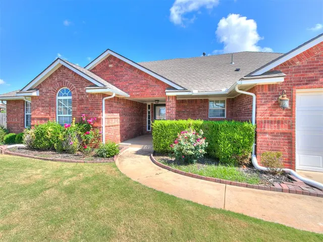 Photo 3 — 925 NE 30th Street, Moore, OK 73160
