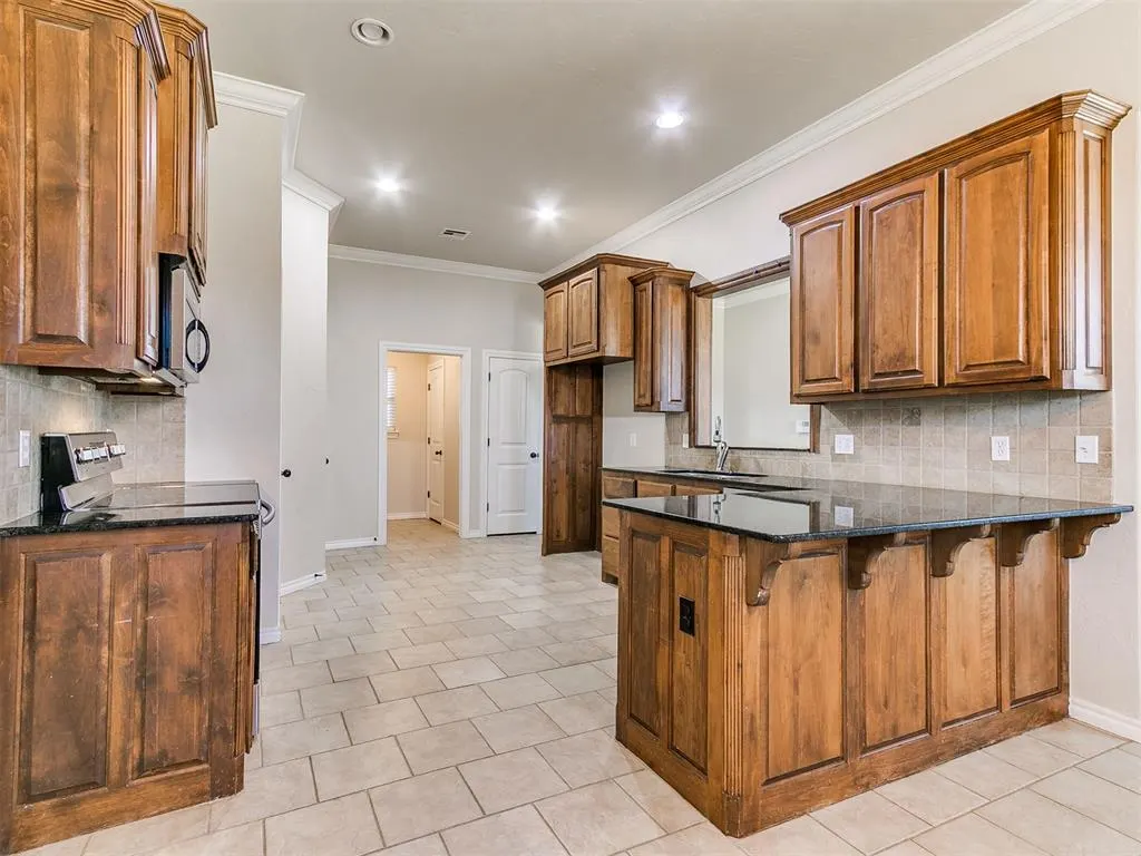 Photo 14 — 925 NE 30th Street, Moore, OK 73160