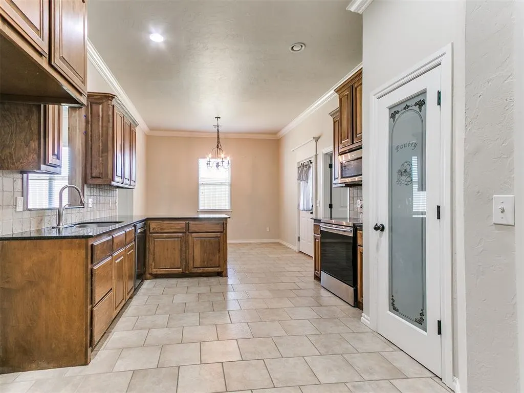 Photo 15 — 925 NE 30th Street, Moore, OK 73160
