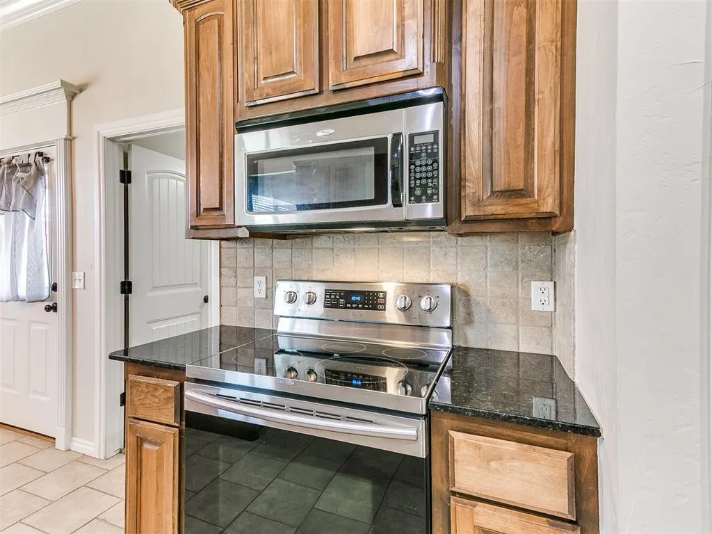 Photo 17 — 925 NE 30th Street, Moore, OK 73160