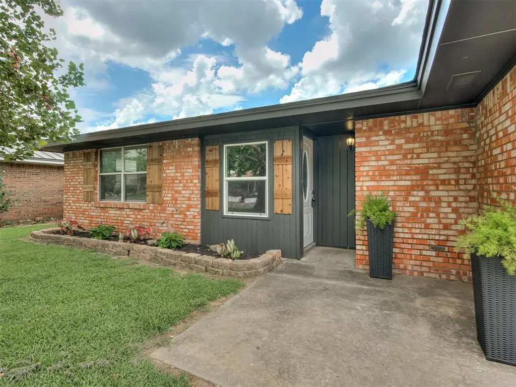 Photo 3 — 128 SW 6th Street, Moore, OK 73160