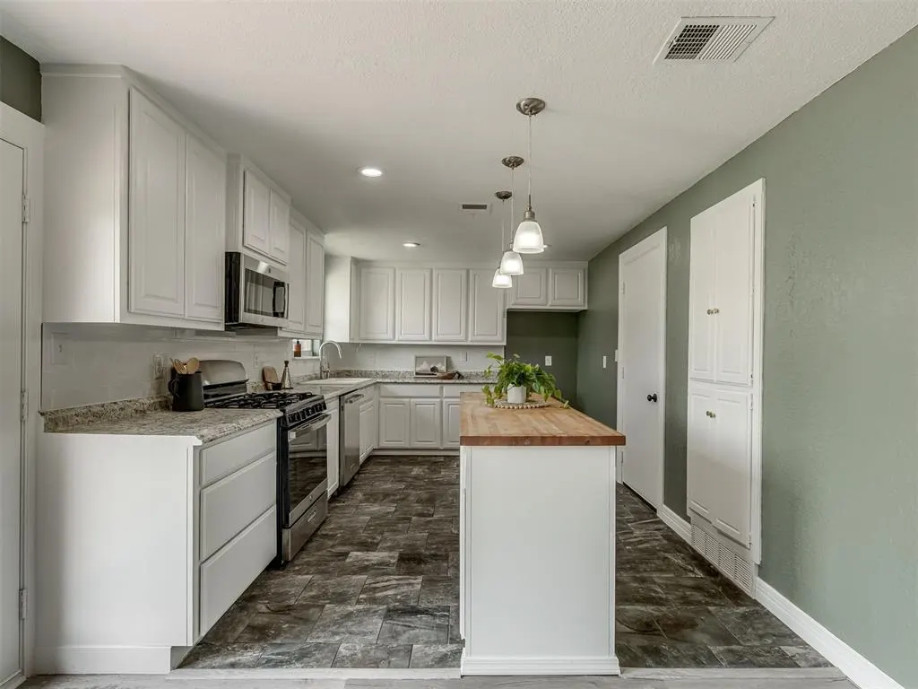 Photo 8 — 128 SW 6th Street, Moore, OK 73160