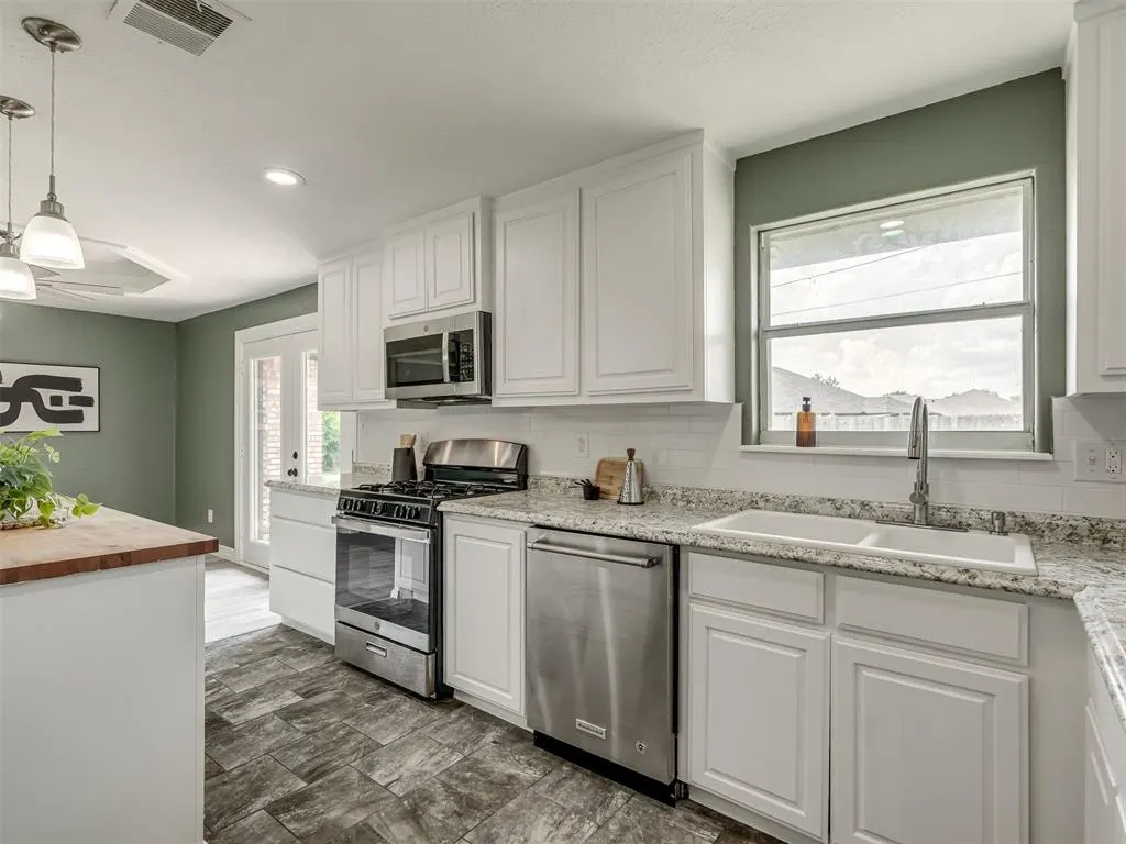 Photo 9 — 128 SW 6th Street, Moore, OK 73160