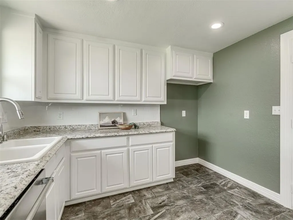 Photo 10 — 128 SW 6th Street, Moore, OK 73160
