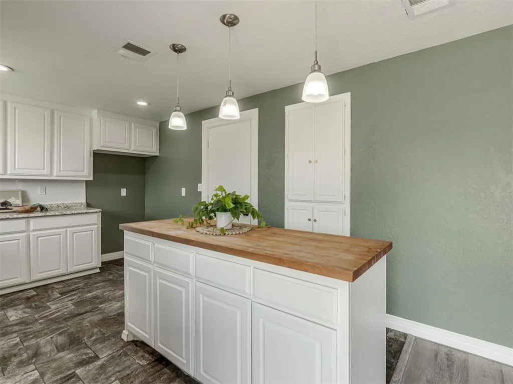 Photo 11 — 128 SW 6th Street, Moore, OK 73160