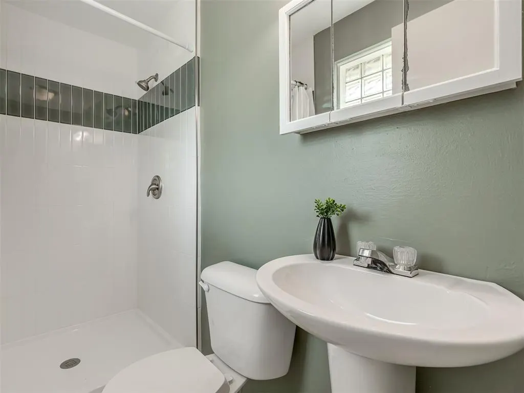 Photo 18 — 128 SW 6th Street, Moore, OK 73160