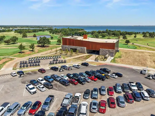 Photo 8 — 7901 W Lakeshore Drive, Oklahoma City, OK 73132