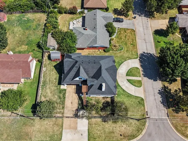 Photo 5 — 7901 W Lakeshore Drive, Oklahoma City, OK 73132
