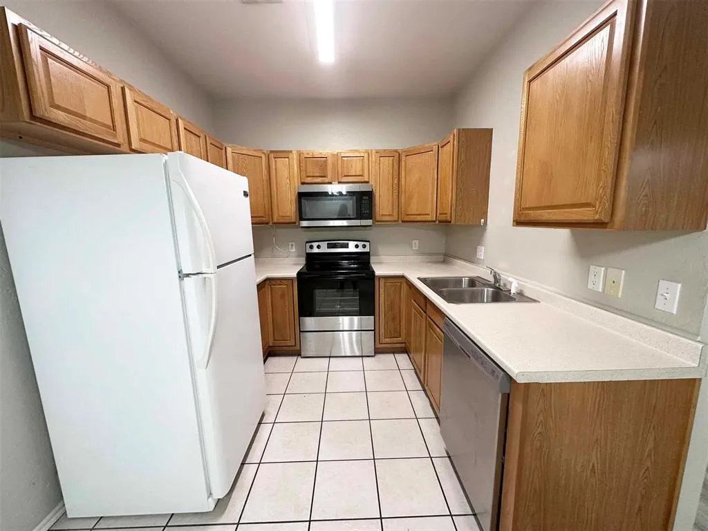 Photo 6 — 10000 Shadowview Drive A, Oklahoma City, OK 73159
