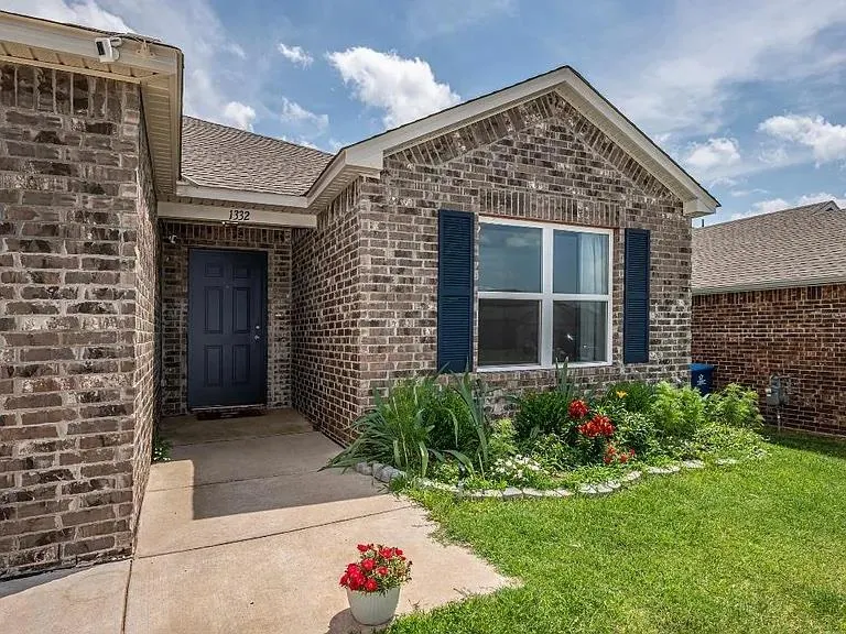 Photo 2 — 1332 Dustin Drive, Edmond, OK 73003