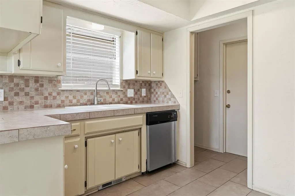 Photo 3 — 616 SW 23rd Street, Moore, OK 73160