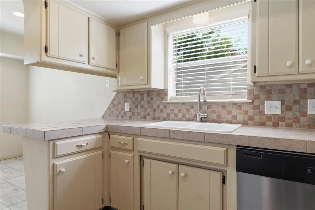 Photo 14 — 616 SW 23rd Street, Moore, OK 73160