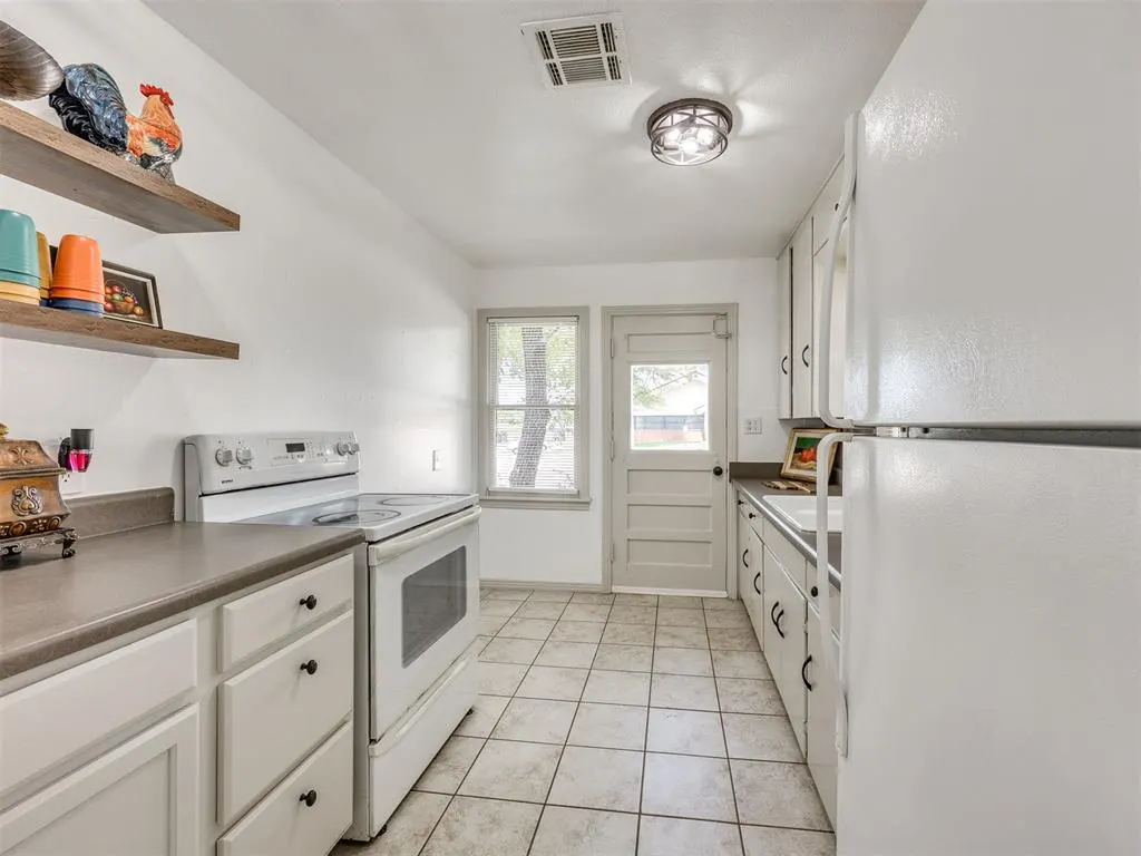 Photo 9 — 1817 Oxford Way, Oklahoma City, OK 73120