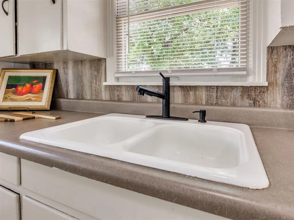Photo 11 — 1817 Oxford Way, Oklahoma City, OK 73120