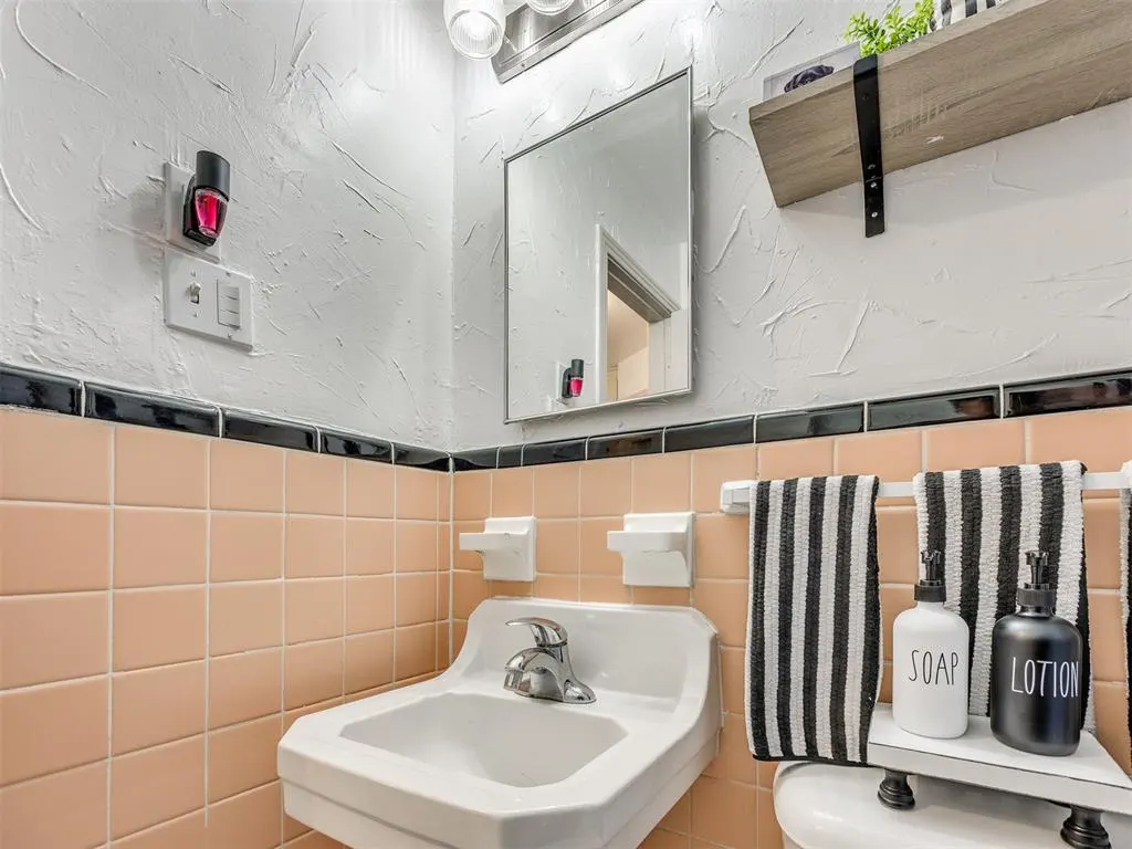 Photo 14 — 1817 Oxford Way, Oklahoma City, OK 73120
