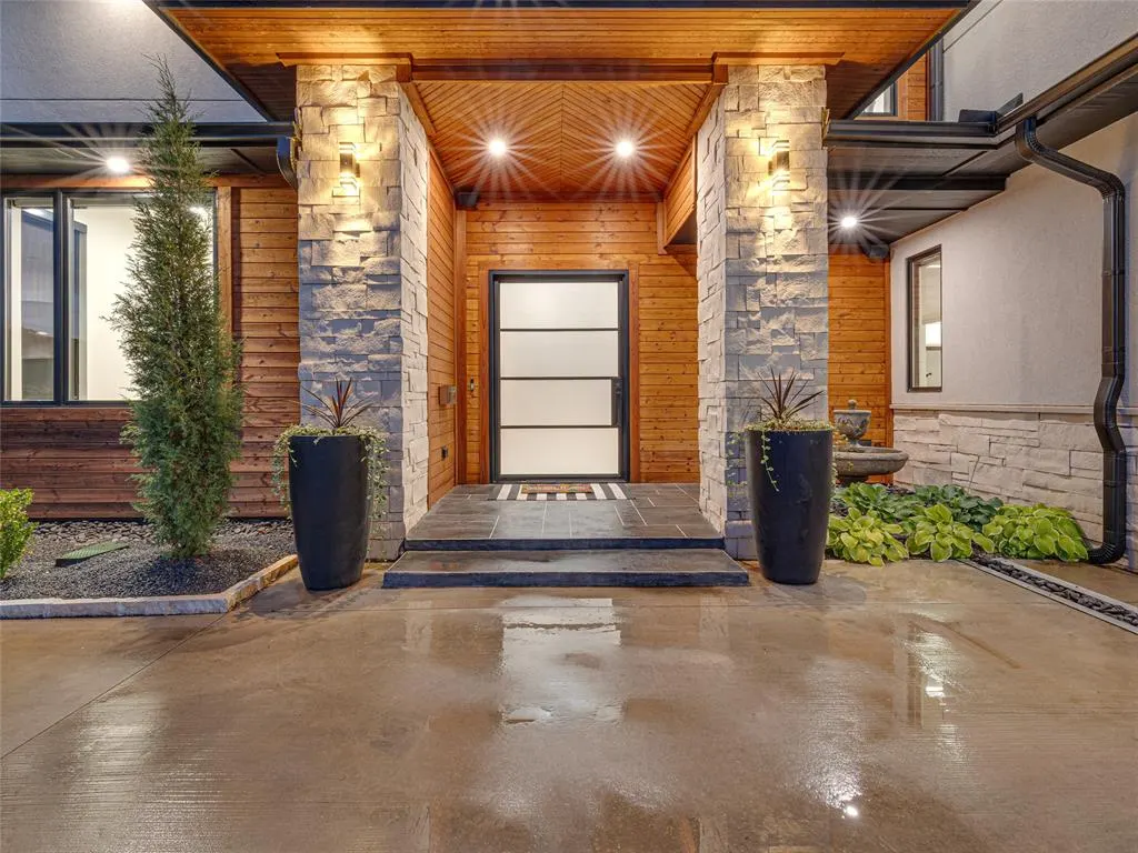 Photo 2 — 2824 Guilford Lane, Oklahoma City, OK 73120